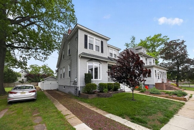 Building Photo - 12 E Albertson Ave