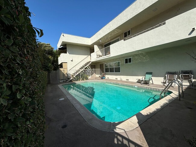 Building Photo - 2 Bedroom Sherman Oaks Condo for Rent!