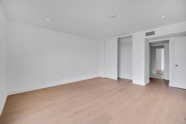 Building Photo - 6814 N 72nd Pl