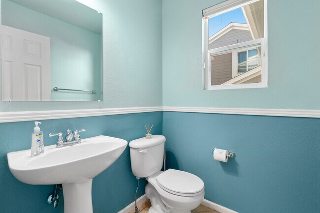 Building Photo - Gorgeous Home With Two Car Garage and Acce...