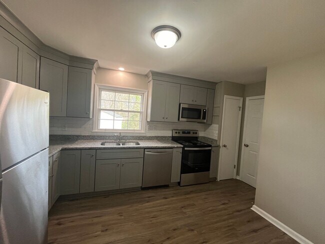 Building Photo - 4 Bedrooms, 1 Bathroom - Home in West Rome!