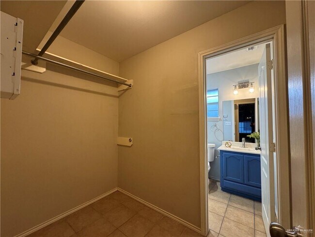 Building Photo - 29 S Dahlia St