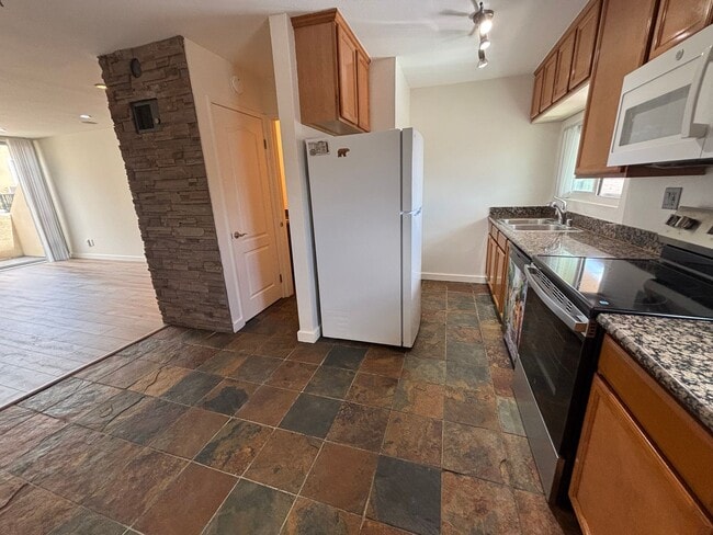 Building Photo - Spacious 2 Bedroom, 1.5 Bath Two-Story Townhome in Clairemont