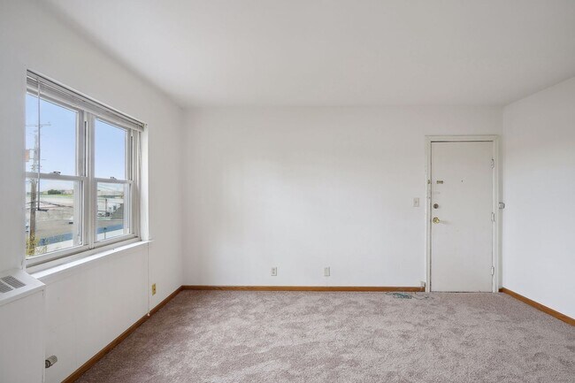 Building Photo - Spacious Top-Floor 1BR on Beautiful Iris Park!