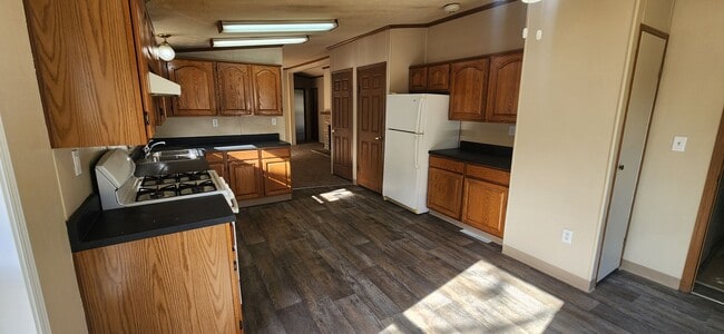 Building Photo - Spacious 3 Bedroom, 2.5 bathroom home with detached garage!