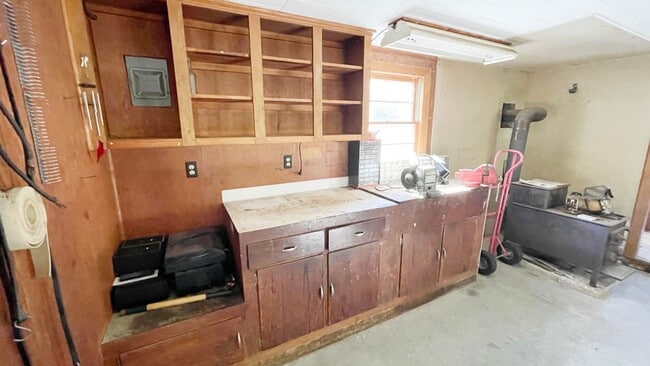 Building Photo - 3 BR House on a Lake 1.5 Baths