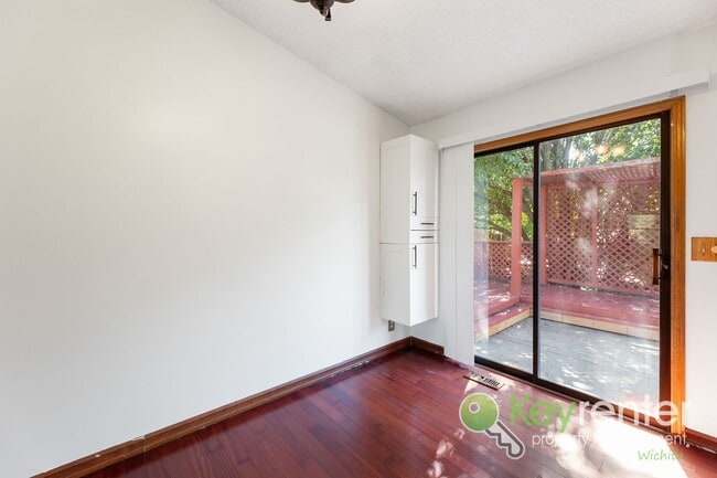 Building Photo - 3 Bedroom 2 Bathroom Family Ready Home