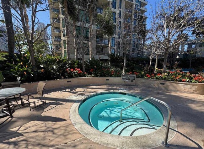 Building Photo - Newly updated features! 1 bedroom, 1.5 bat...