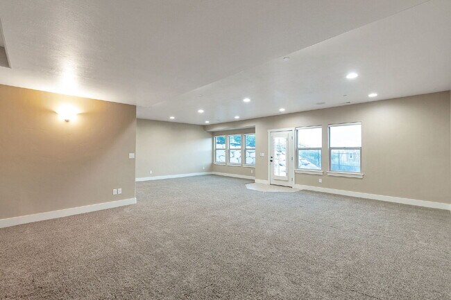 Building Photo - Suncrest — Stunning 4 Bed, 4 Bath Home - SPACIOUS LIVING