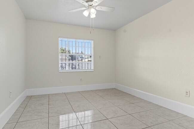 Building Photo - 1324 W Nassau St