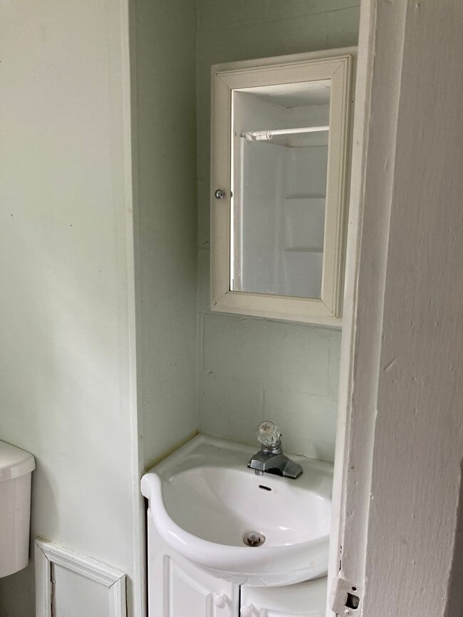 Building Photo - One Bedroom Apartment with den area- ALL UTILITIES INCLUDED!!