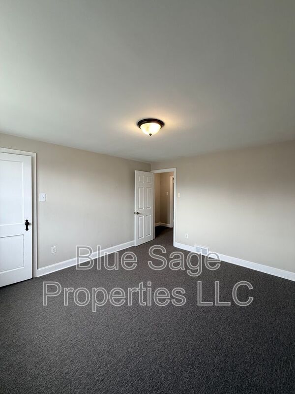 Building Photo - 2345 Bond Ave