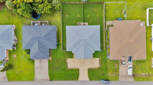 Building Photo - 326 SE 16th Pl