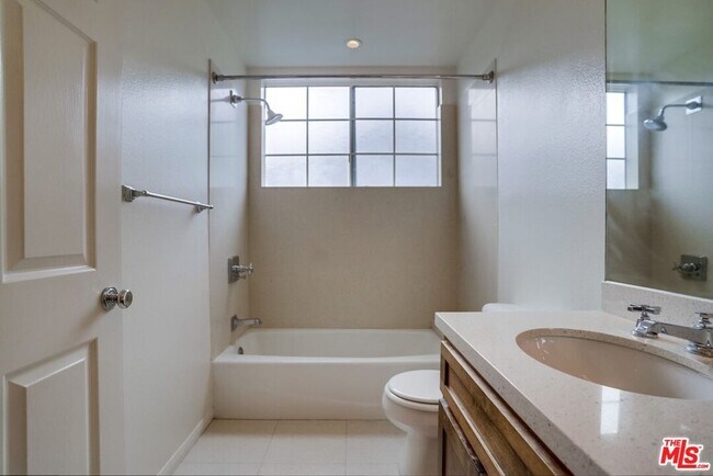 Building Photo - 852 N Poinsettia Pl