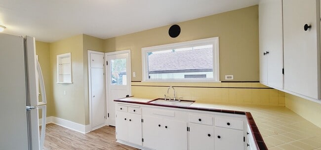 Building Photo - Rare opportunity to live in a stunning 5 B...