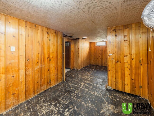 Building Photo - Charming 3+ Bedroom Home in the Coveted Co...