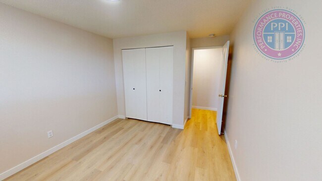 Building Photo - Prime West Linn Location - Walkable to Hig...