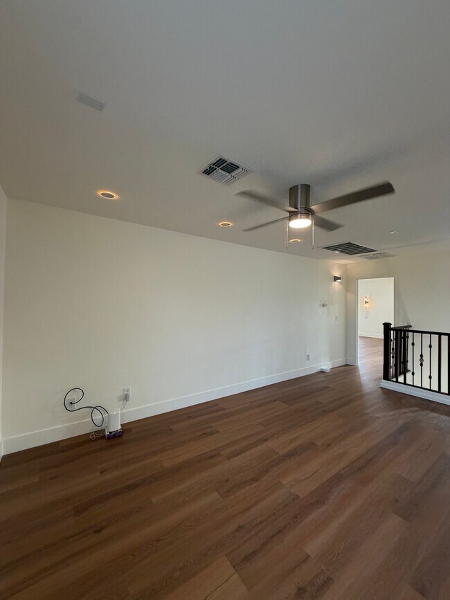 Building Photo - 2741 E Quiet Hollow Ln