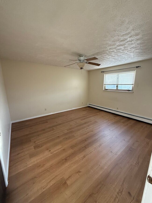 Building Photo - Remodeled, Canfield  2 Bedroom Apartment f...