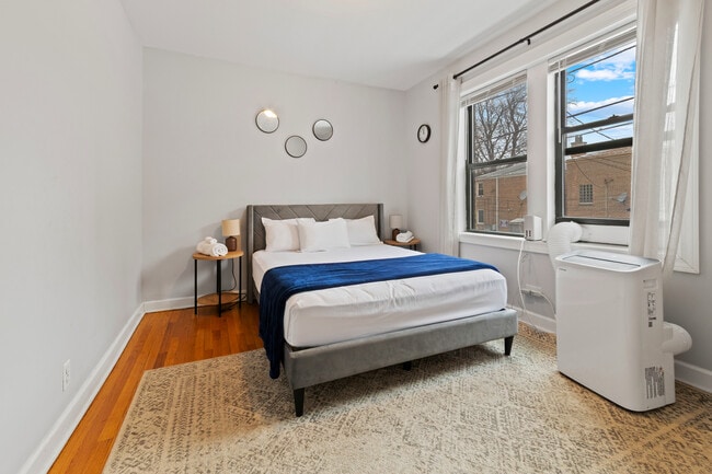 Building Photo - 6441 N Hamilton Ave