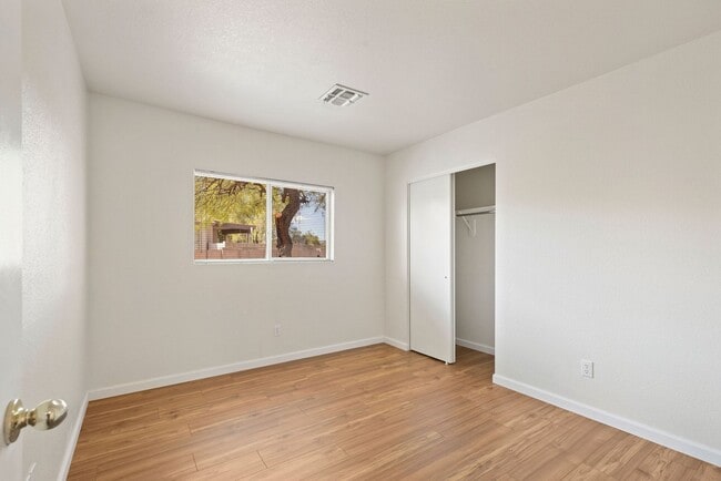 Building Photo - Move in ready home in Arizona Sunset!