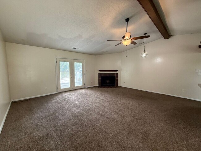 Building Photo - 3 bedroom, 2 bath House