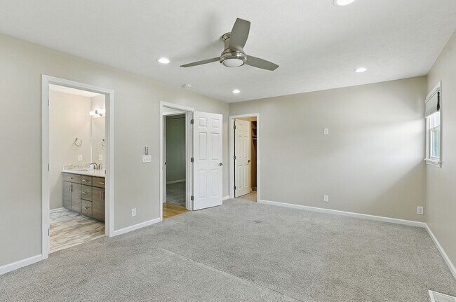 Building Photo - Spacious 4-Bedroom Home for Rent in Desira...