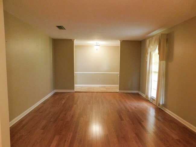 Building Photo - 212 Davors Dr