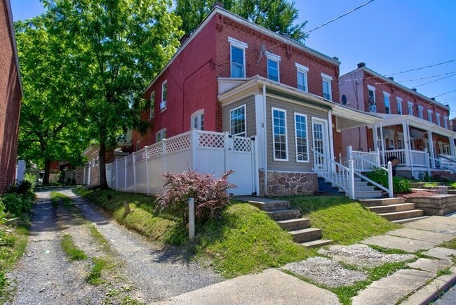 Primary Photo - 533 Ruby St