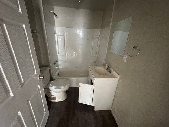 Building Photo - 2 bedroom, 1 bath