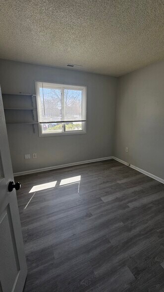 Building Photo - 2005 Ravens Crest Dr