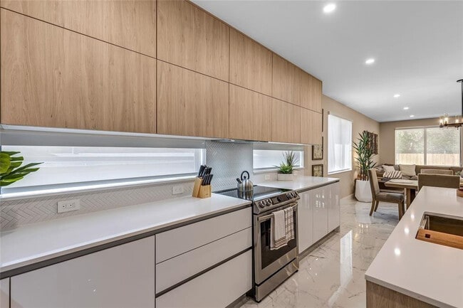 Building Photo - 811 SW 10th Terrace