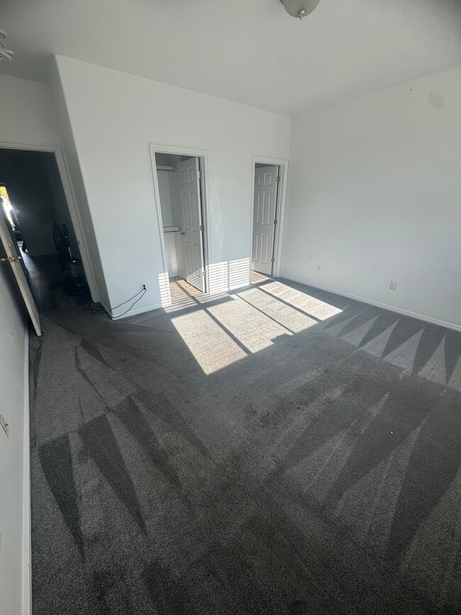 Building Photo - 214 Foxboro Dr W