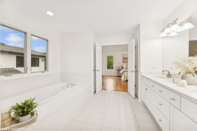 Building Photo - 1040 Buckingham Dr