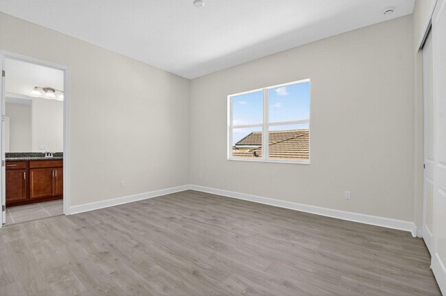 Building Photo - 15120 Wildwood Cir