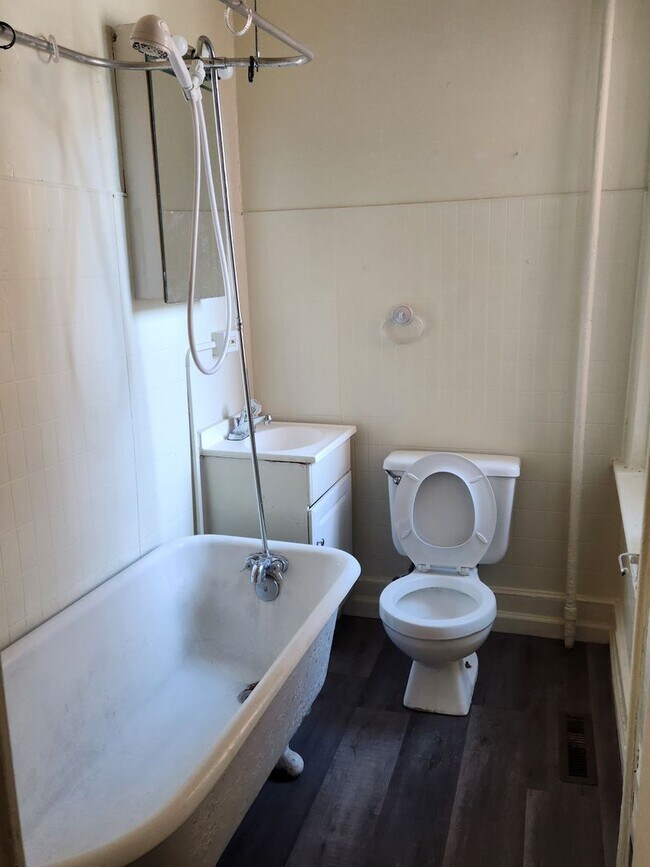 Building Photo - 920 W King St