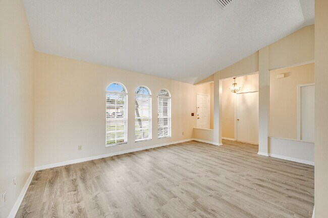 Building Photo - Spacious 3/2 with split plan and large fenced yard!