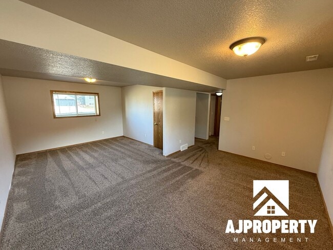 Building Photo - 409 Cottonwood Dr