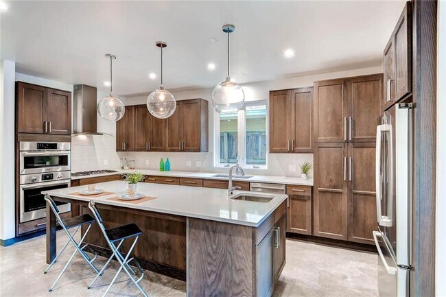 Building Photo - Luxurious 4-bedroom Townhome