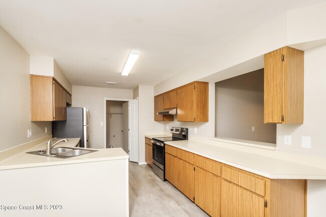 Building Photo - 865 Pine Wood Ave