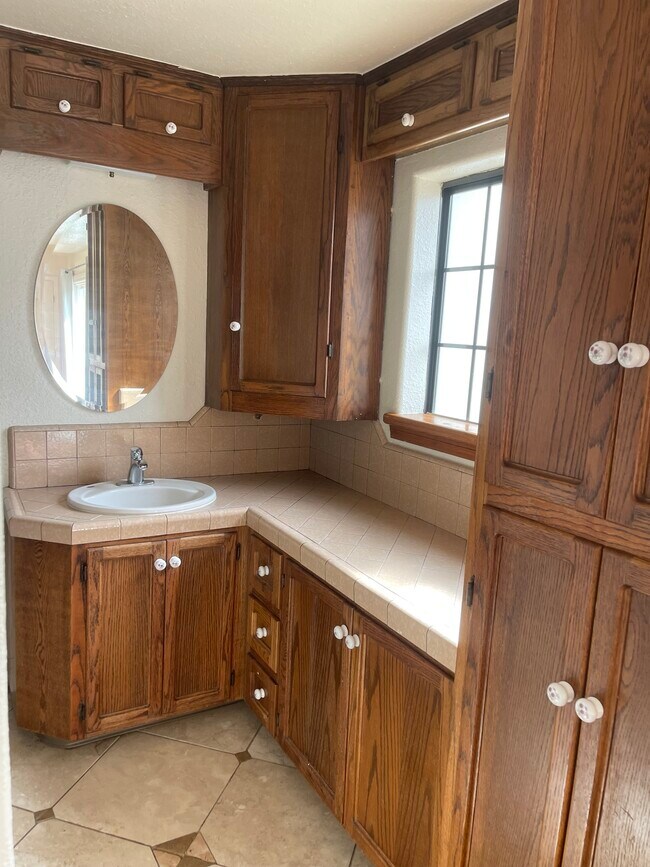 Building Photo - 817 Lake Ave