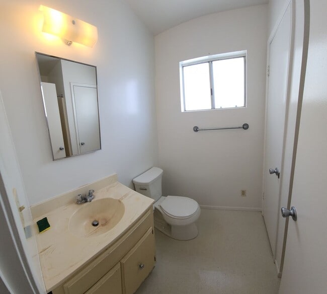 Building Photo - Quaint 2 bedroom 1 bath in quiet neighborhood