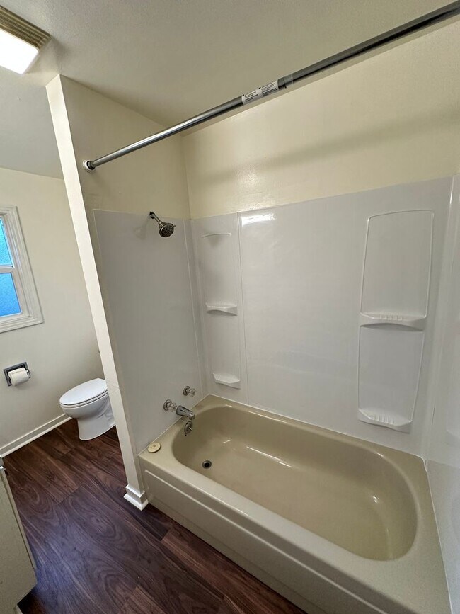 Building Photo - Light-Filled 2Bed, 2 Bath Traditional Home in Sunny Southeast Eureka $1950/mo