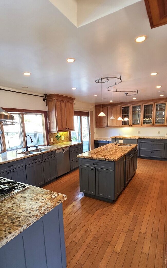 Building Photo - Fabulous Moraga 4bd+den/3ba Property with Stunning Views & Pool/Spa