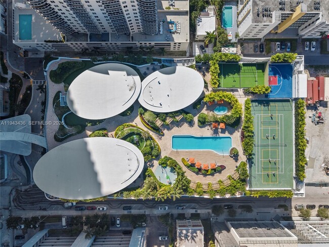 Building Photo - 700 NE 24th St