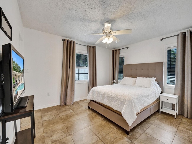 Building Photo - 4960 SW 89th Ave
