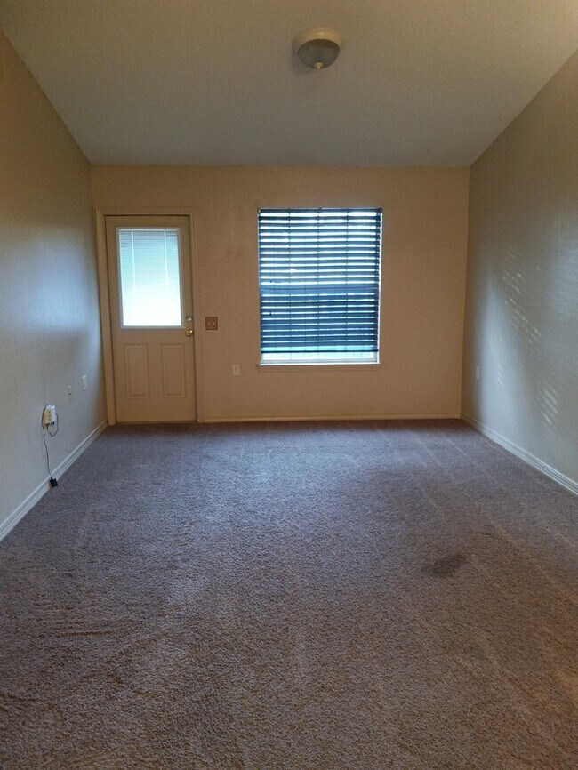 Building Photo - Cute patio home convenient to shopping and much more!