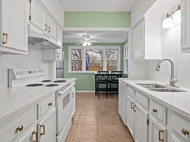 Building Photo - 7527 Madison Ave