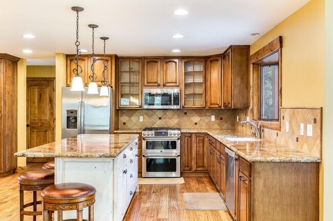 Building Photo - Long term lease in the heart of Park City! Available Mid October 2026