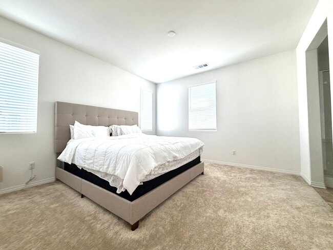 Building Photo - Almost BRAND NEW end unit Townhome in Winchester for Rent